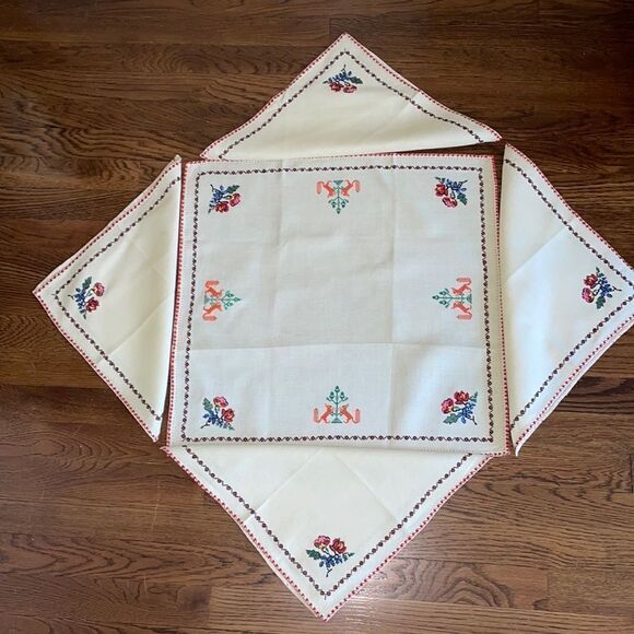 Vintage off white/cream small table cloth & 4 napkins with cross stitch flowers - Picture 1 of 11